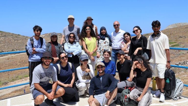 طلاب جامعة جورجتاون في قطر يرصدون تحديات التغير المناخي خلال رحلة تعليمية إلى اليونان