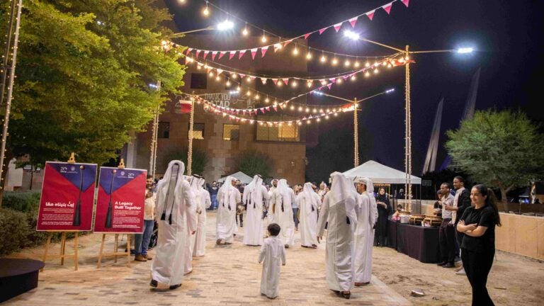 الفنان الكوميدي حمد العماري يؤانس المدعوين والعائلات باحتفال جورجتاون في قطر باليوم الوطني